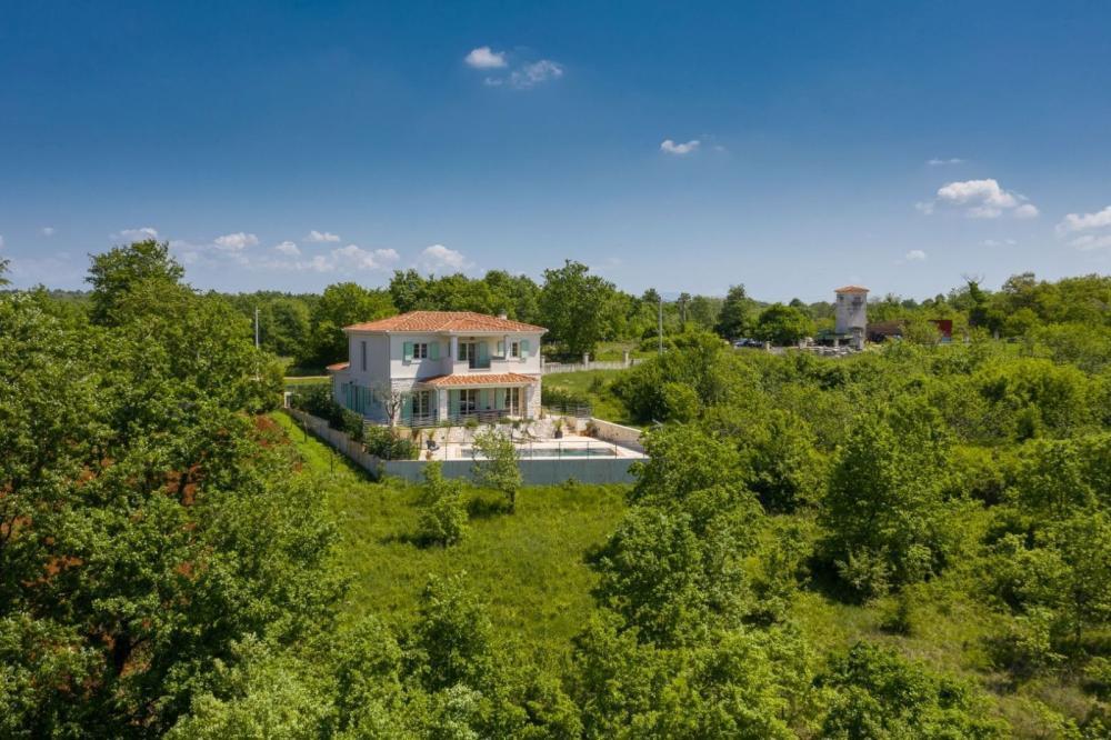 Enchanting villa with swimming pool in a quiet place near Porec 1,5 km from the sea 