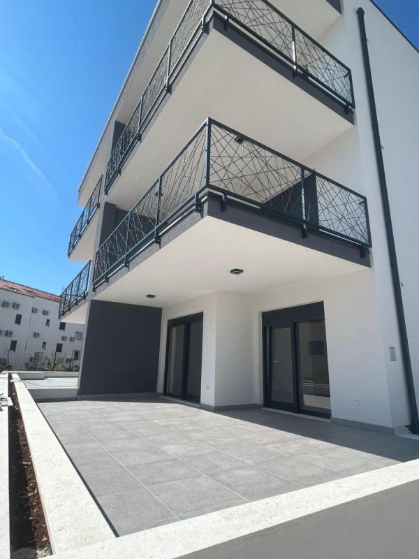 Appartement avec jardin dans une nouvelle résidence moderne à Ciovo, Trogir 