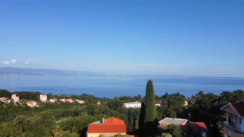 Pozemek s krásným výhledem na moře v Opriči nad Opatijí 