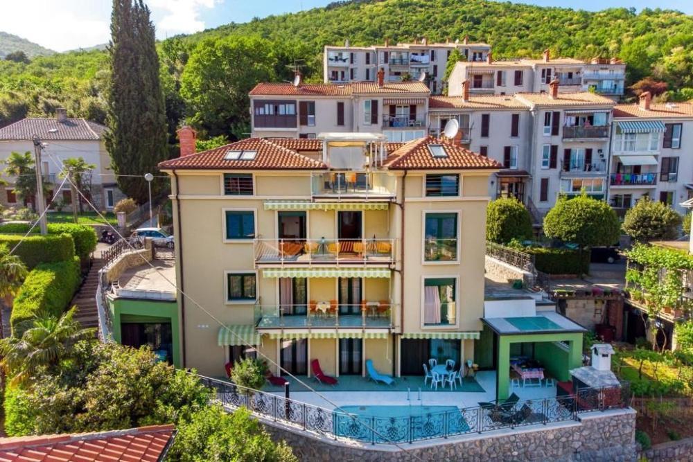 Prächtige Villa mit mehreren Wohnungen zur Miete im Zentrum von Opatija 