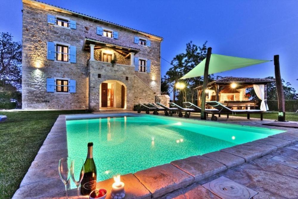 Wunderschönes Haus in Umag, Schönheit aus Stein mit Swimmingpool 