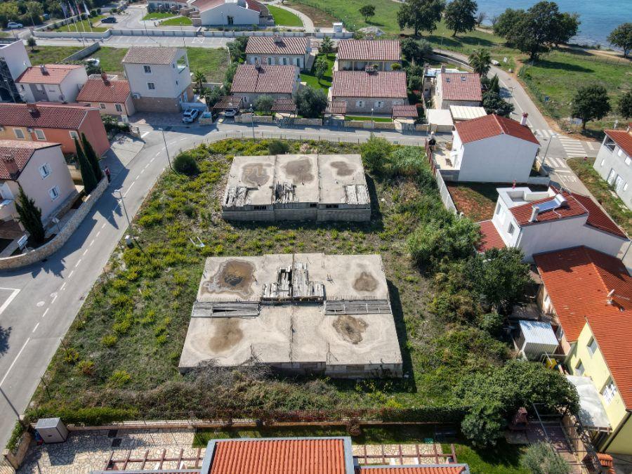 Investment project - land plot with valid building permit and finished basement just 80 meters from the sea Investment project - land plot with valid building permit and finished basement just 80 meters from the sea