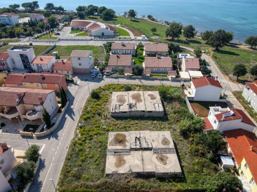 Investment project - land plot with valid building permit and finished basement just 80 meters from the sea Investment project - land plot with valid building permit and finished basement just 80 meters from the sea