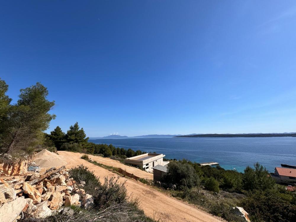 Pozoruhodný pozemek na ostrově Hvar s fantastickým výhledem na moře