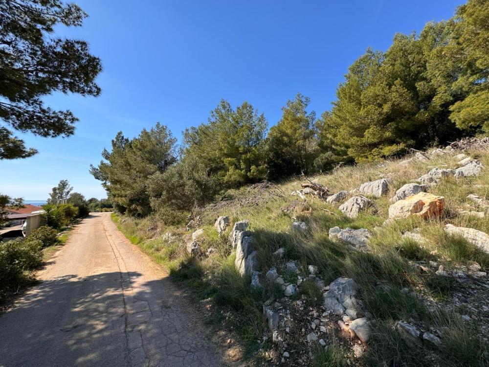 Pozoruhodný pozemek na ostrově Hvar s fantastickým výhledem na moře Pozoruhodný pozemek na ostrově Hvar s fantastickým výhledem na moře