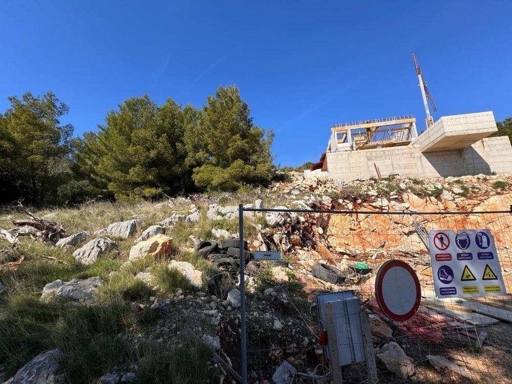 Pozoruhodný pozemek na ostrově Hvar s fantastickým výhledem na moře Pozoruhodný pozemek na ostrově Hvar s fantastickým výhledem na moře