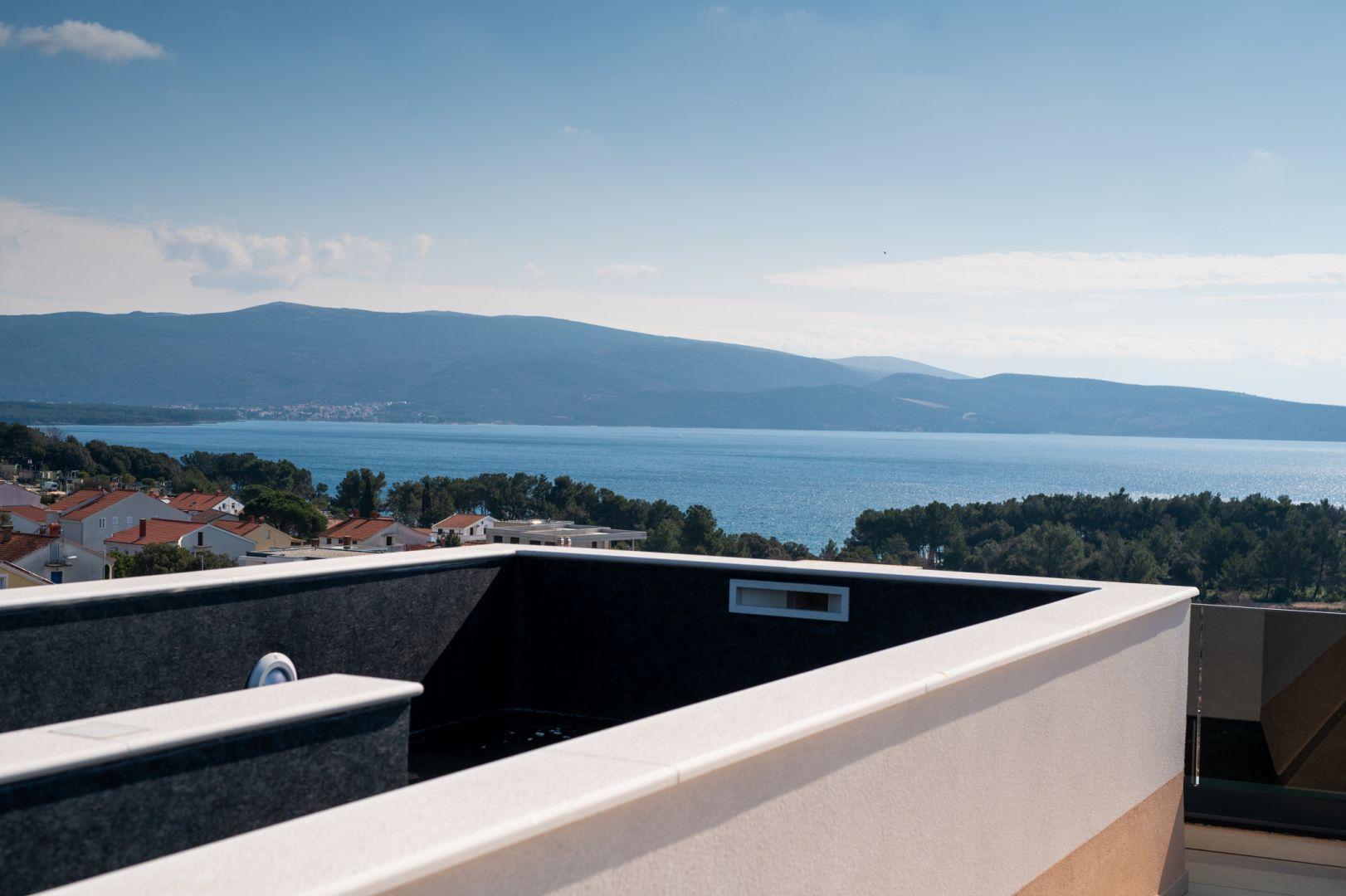 Zweistöckiges Luxus-Penthouse mit Dachterrasse und Swimmingpool 