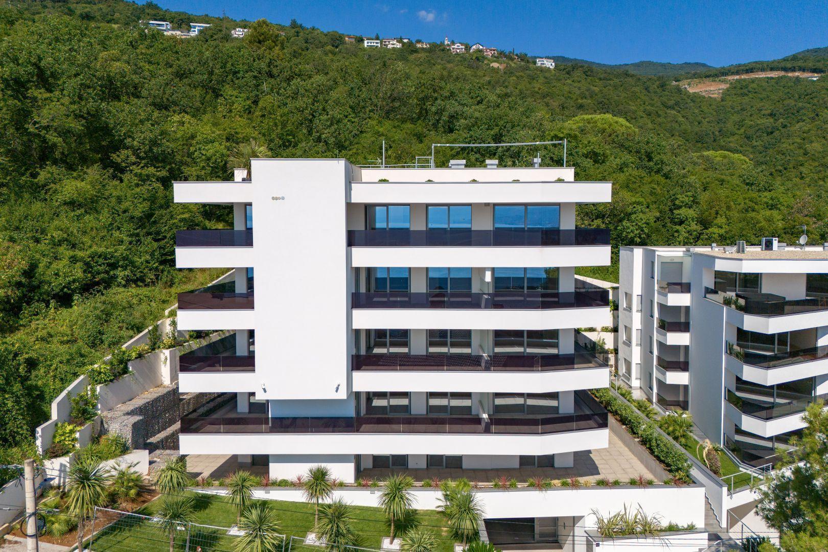 Superbe appartement dans un nouveau complexe à Opatija avec vue sur la mer, piscine partagée, garage, à vendre 