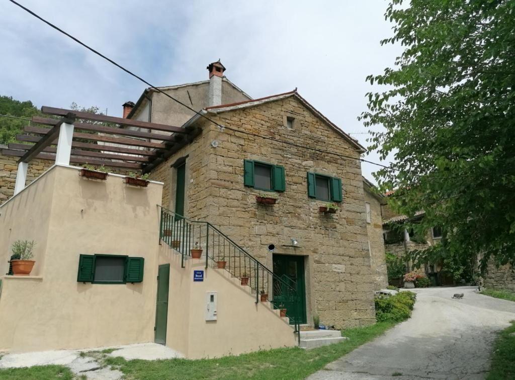 Belle maison en pierre avec une vue magnifique dans la région de Buzet, à vendre 