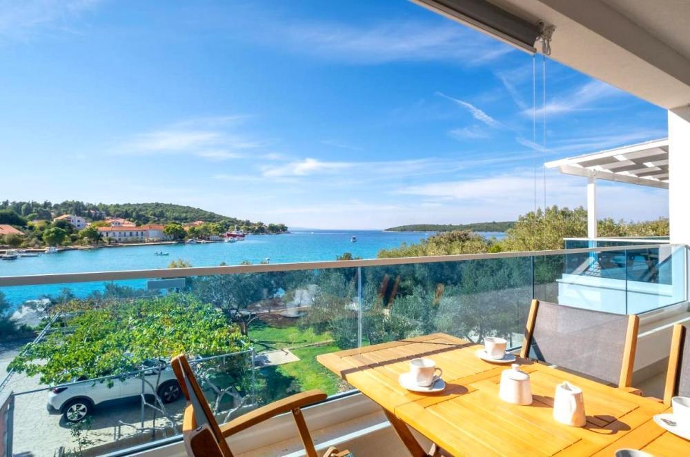 Superbe propriété touristique construite en 1ère ligne de mer, presqu'île de Peljesac, à vendre 