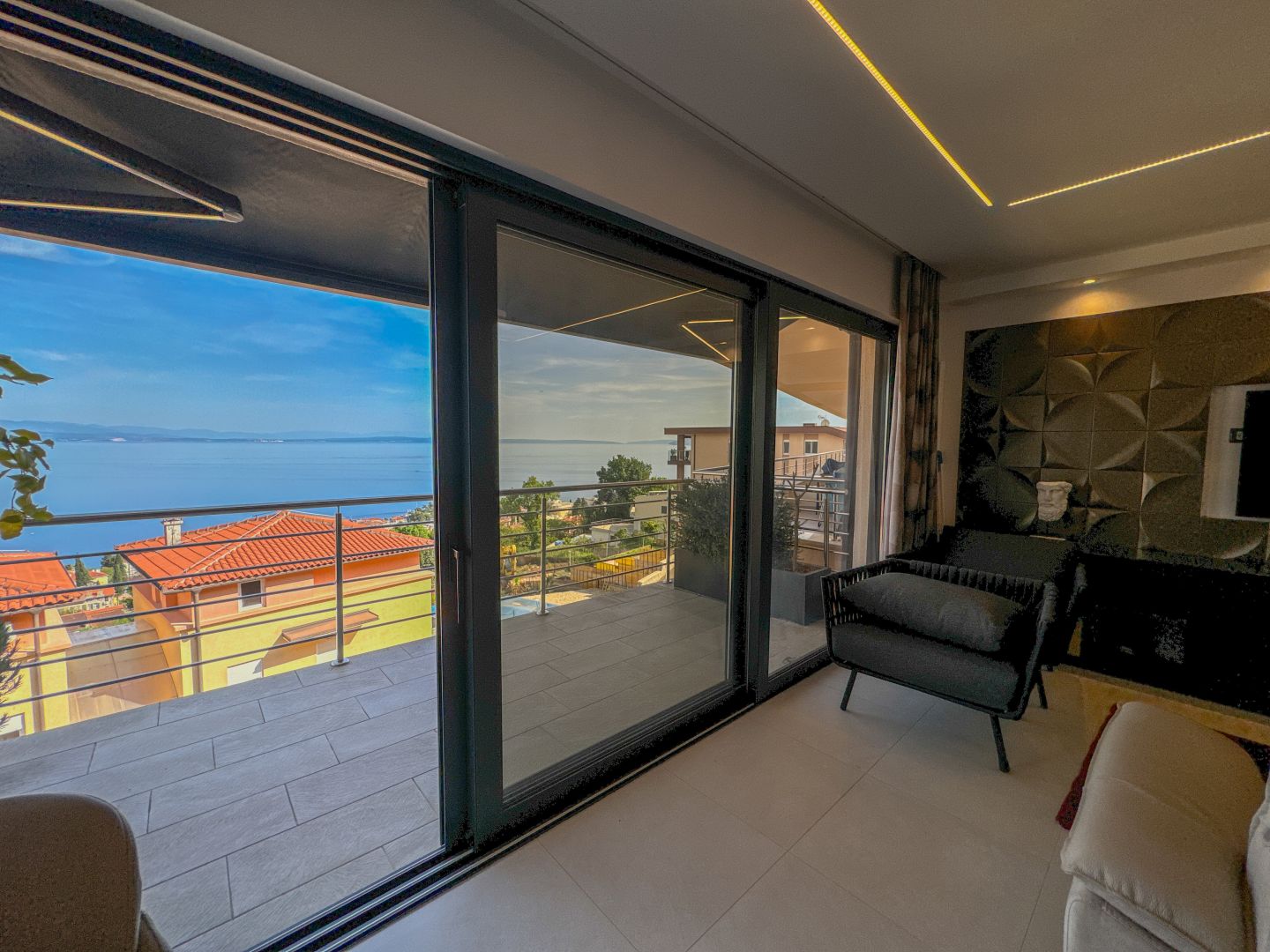Appartement de qualité supérieure dans un immeuble neuf à Opatija, avec meubles, vue panoramique, garage, ascenseur, piscine, à vendre 