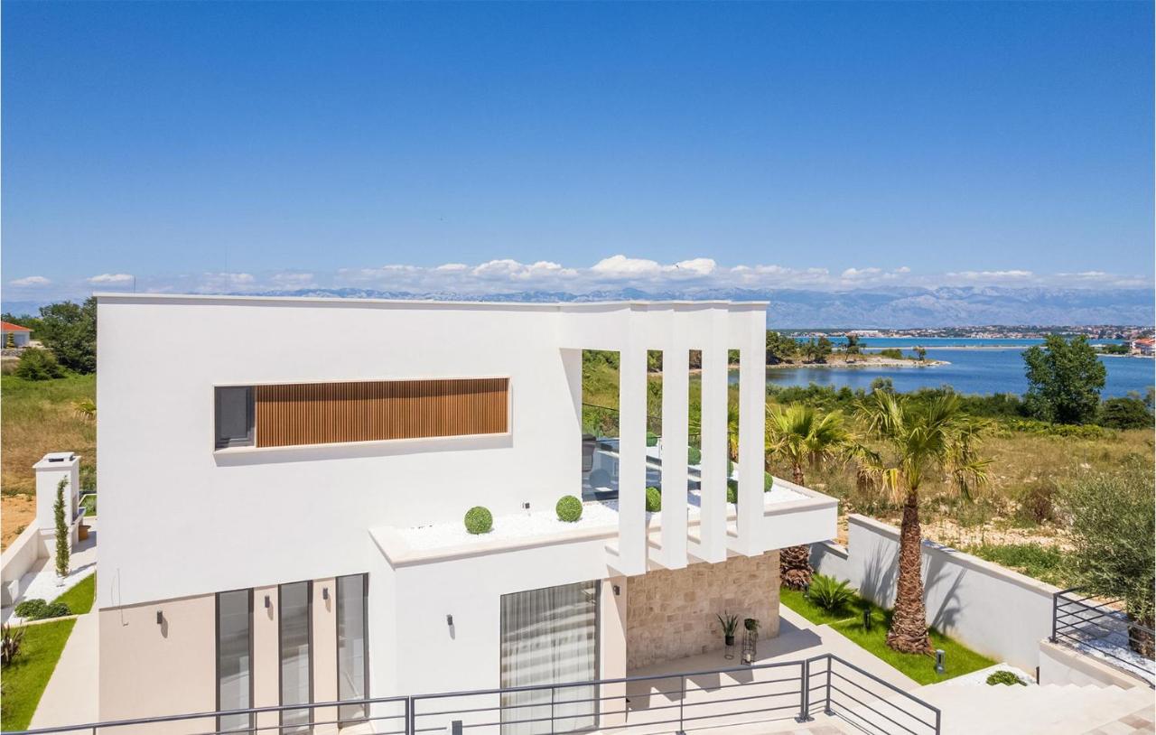 Magnifique nouvelle villa à seulement 100 mètres du bord de l'eau dans la région de Zadar, à vendre Magnifique nouvelle villa à seulement 100 mètres du bord de l'eau dans la région de Zadar, à vendre