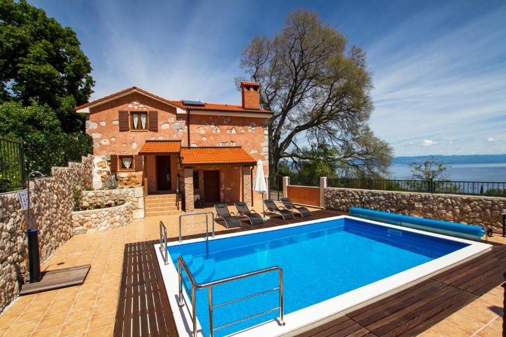 Belle villa en pierre avec piscine à Brsec, à vendre Belle villa en pierre avec piscine à Brsec, à vendre