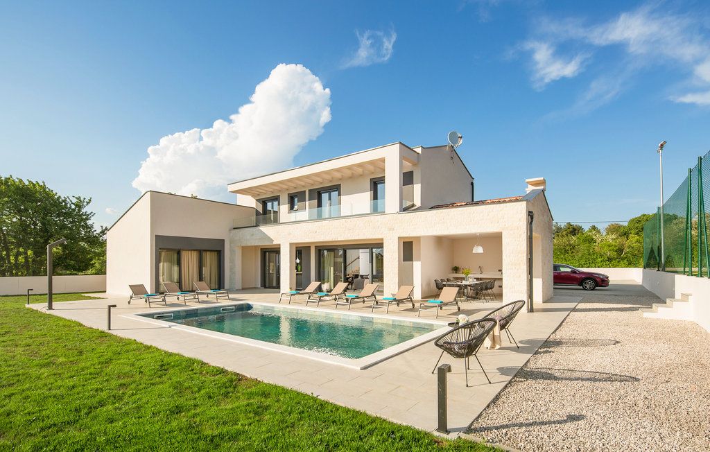 Luxusvilla mit Schwimmbad, Wellnessbereich und Tennisplatz im Raum Labin, 8 km vom Meer entfernt, zu verkaufen Luxusvilla mit Schwimmbad, Wellnessbereich und Tennisplatz im Raum Labin, 8 km vom Meer entfernt, zu verkaufen