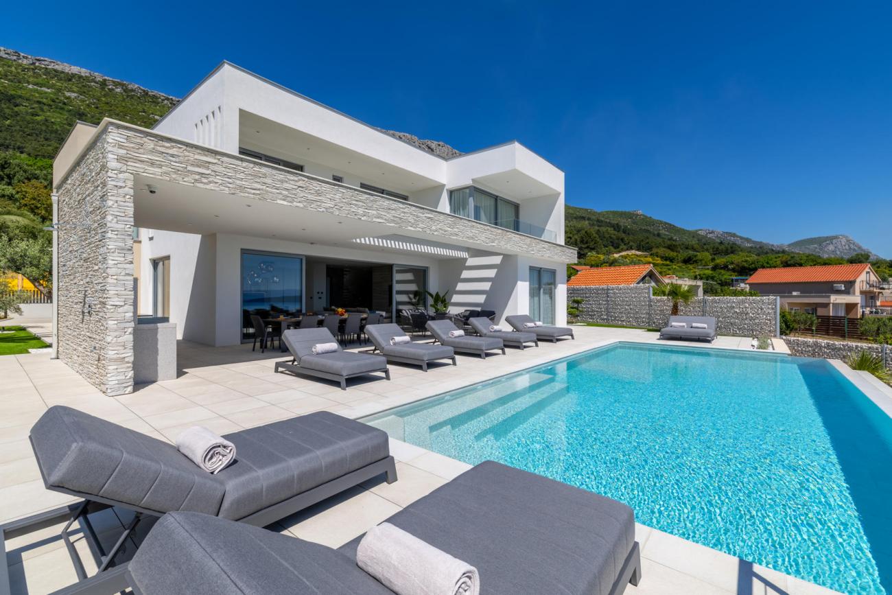 Kivételes modern villa panorámás tengerre néző kilátással Split közelében, eladó Kivételes modern villa panorámás tengerre néző kilátással Split közelében, eladó