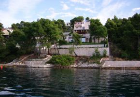 Nádherná plážová vila ve stylu Saint-Jean-Cap-Ferrat s bazénem a soukromým jachtařským molem! 