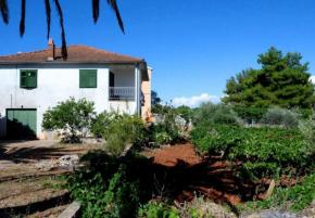 House with a large plot of 1343 m2 in Starigrad on Hvar! 