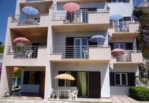 Attractive mini-hotel just 150 meters from Adriatic sea in Duce, Omis riviera 