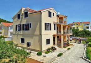 THREE-STOREY HOUSE WITH A SPACIOUS GARDEN SITUATED IN CENTER OF TRIBUNJ! 
