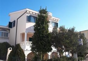 Pansion of 5 apartments on the first line to the sea in popular Rogoznica 