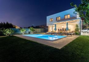 Modern newly built villa with swimming pool in Kastela area conveniently positioned between Split and Trogir 
