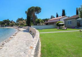 Beautiful villa in Novigrad area on the first line to the sea 