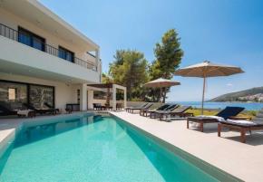 Marvellous first line villa for sale in Trogir area with private tennis terrain 