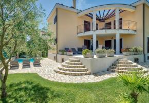 Luxury villa in Medulin 50 meters from the sea 