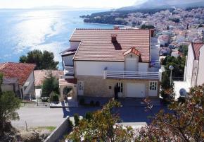 Apart-house in Baska Voda with fascinating sea views, just 100 meters from the beach! 