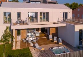 Modern villa with 3 apartments in Medulin just 100 meters from the sea, with sea views 