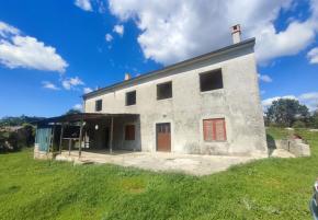 Anwesen von 9300 qm. mit zwei renovierungsbedürftigen Häusern in Svetvinčenat 