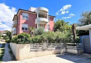 Apartment house near the sea with an open view in Premantura 