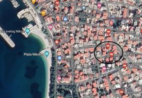 Land plot with older house for renovation in Baska Voda just 200 meters from the beach 