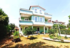 Apart-house of 11 apartments in Medulin, wonderful green area only 500 meters from the sea 