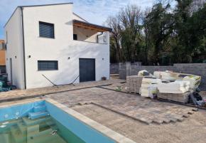 New semi-detached villa with swimming pool only 400 meters from the sea 