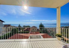 Apartment in Ičići, Opatija with garden and breathtaking sea views 