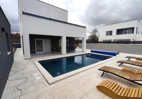 Contemporary villa with heated pool, sauna, jacuzzi, luxuriously furnished - Vodnjan area 