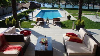 Seafront villa with pool in Pjescana Uvala, picturesque suburb of Pula! 