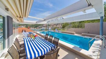 Moderne Villa im HI-TECH-Stil mit Pool nur 60 Meter vom Meer entfernt in Dubrovnik / Lapad! 