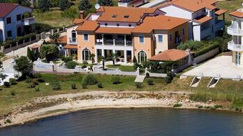 Уникальный прибрежный отель на первой линии моря в Медулине! 