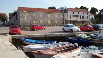 Typisch kroatisch – multifunktionales Gebäude direkt am Meer an der äußerst beliebten Riviera von Sibenik! 