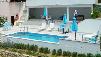 Charming small hotel with swimming pool on Omis riviera 