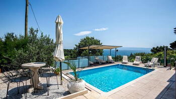 Great villa in Split (Trstenik) just 50 meters from the sea 