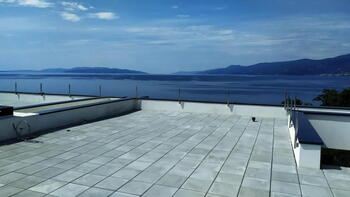 Deux penthouses rares à vendre à Rijeka, région de Kantrida avec de belles vues sur la mer 