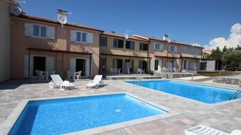 Furnished attached villas for sale in Vabriga in a gated community with swimming pool 