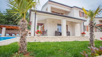 Villa with swimming pool in Porec outskirts 