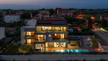 Faszinierende neue moderne Villa in Fazana mit Meerblick! 