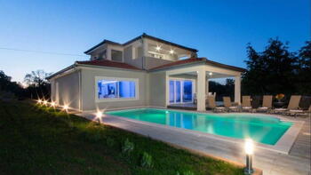 Neue Villa im authentischen Stil mit Pool und angelegtem Garten in Labin 