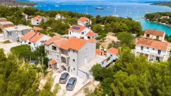 Dom na wyspie Brač w urokliwej zielonej zatoce na sprzedaż 
