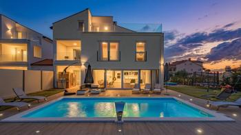  Luxury modern villa with pool in POREČ 